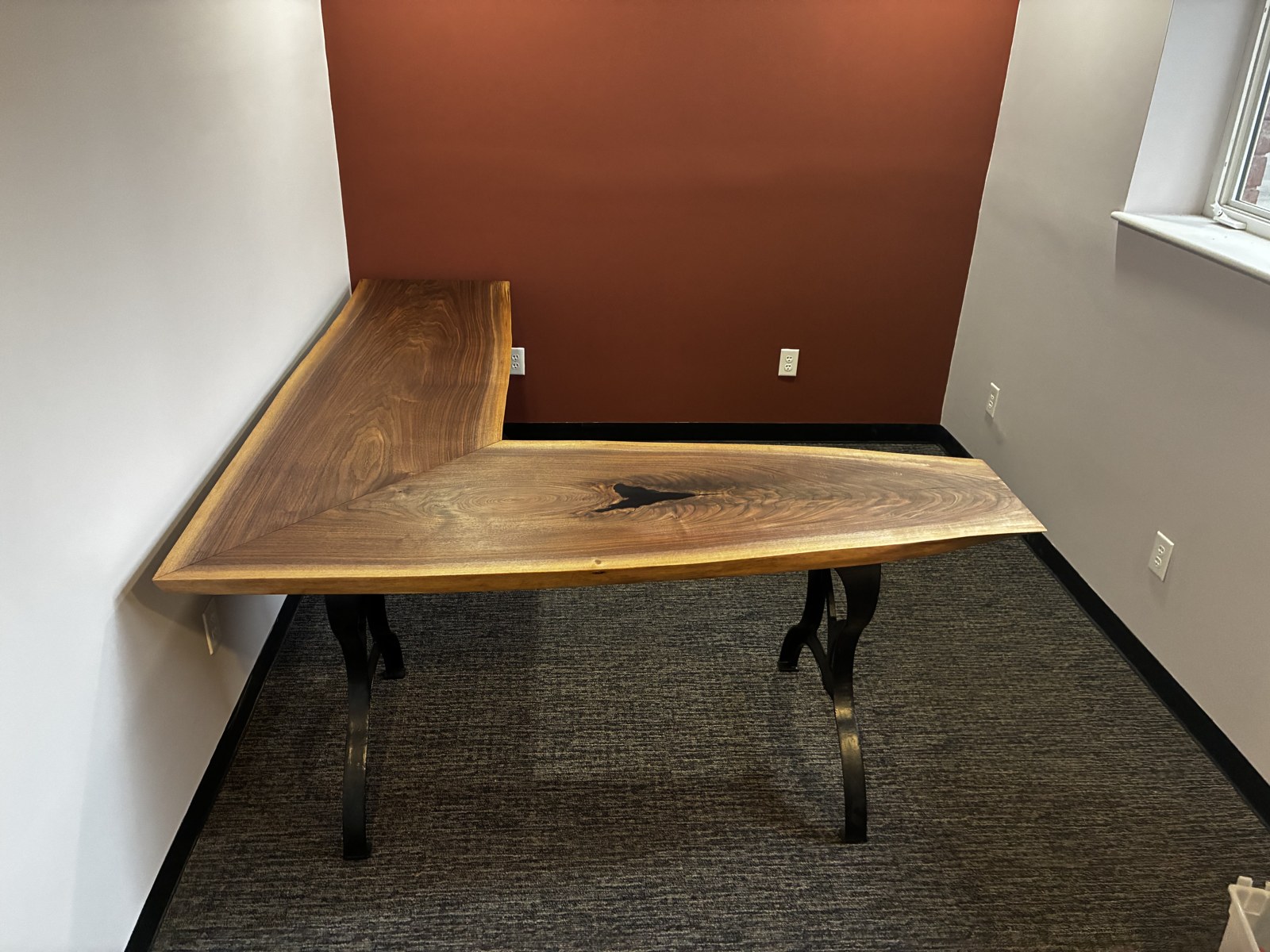 L-shaped live-edge desk with dark metal legs